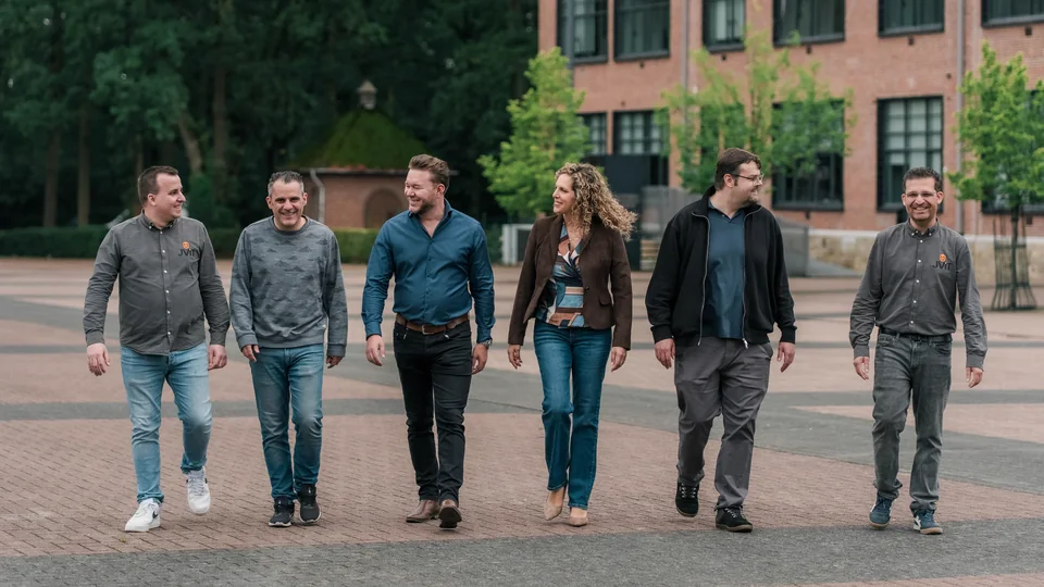 Het JViT-team wandelt samen op C-mine